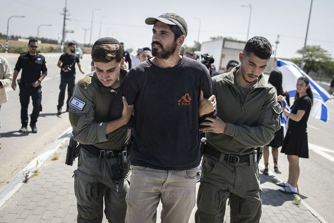 Část Izraelců protestuje proti omezenému dovozu pomoci do Gazy. Část Izraelců protestuje proti omezenému dovozu pomoci do Gazy.
