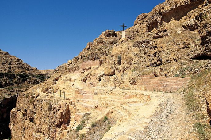 Cesty ke klášteru jsou z vrcholů označeny kříži, aby poutníci věděli, že jdou správným směrem Cesty ke klášteru jsou z vrcholů označeny kříži, aby poutníci věděli, že jdou správným směrem