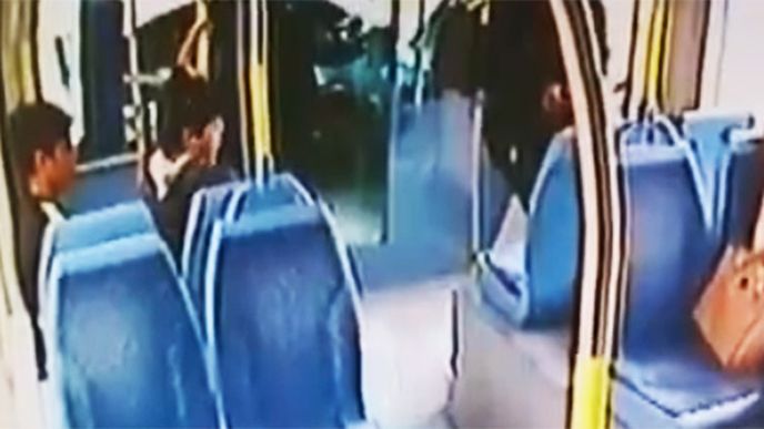 V Jeruzalémě zaútočili v tramvaji na ostrahu nožem dva palestinští puberťáci
