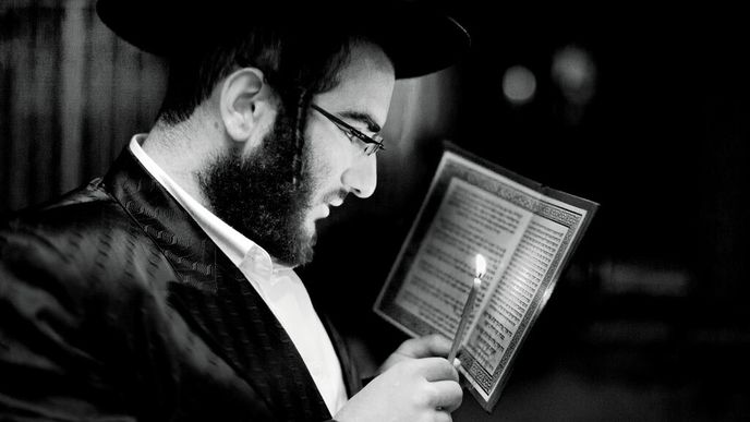 Modlící se student slavné jeruzalémské ješivy Mir, největší židovské náboženské školy na světě
