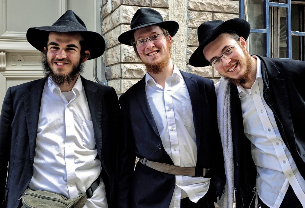 Mladí ortodoxní Židé v uličkách Safedu