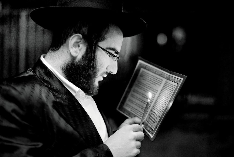 Modlící se student slavné jeruzalémské ješivy Mir, největší židovské náboženské školy na světě