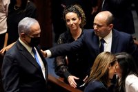Zkroušený Netanjahu popřál nástupci. Bennett v čele vlády osmi stran získal důvěru, lidé slaví