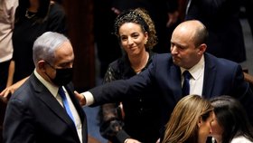 Střídání premiérů v Izraeli: Naftali Bennett (vpravo) přebral zemi a Benjamin Netanjahu skončil (13. 6. 2021)