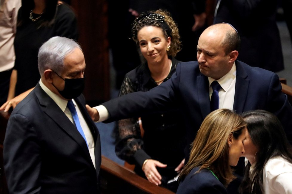 Střídání premiérů v Izraeli: Naftali Bennett (vpravo) přebral zemi a Benjamin Netanjahu skončil (13. 6. 2021)
