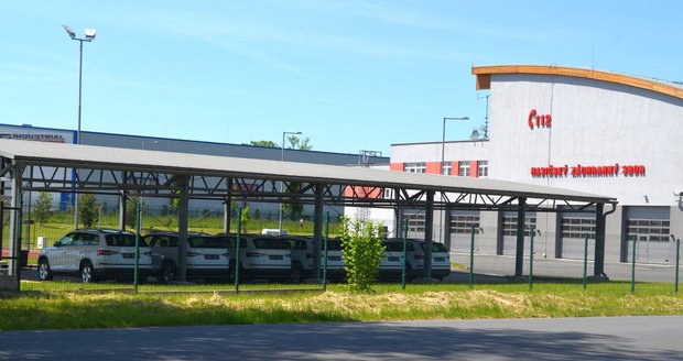 Škody Kodiaq pro Integrovaný záchranný systém stojí už přes půl roku na parkovišti v Českém Těšíně bez povšimnutí.