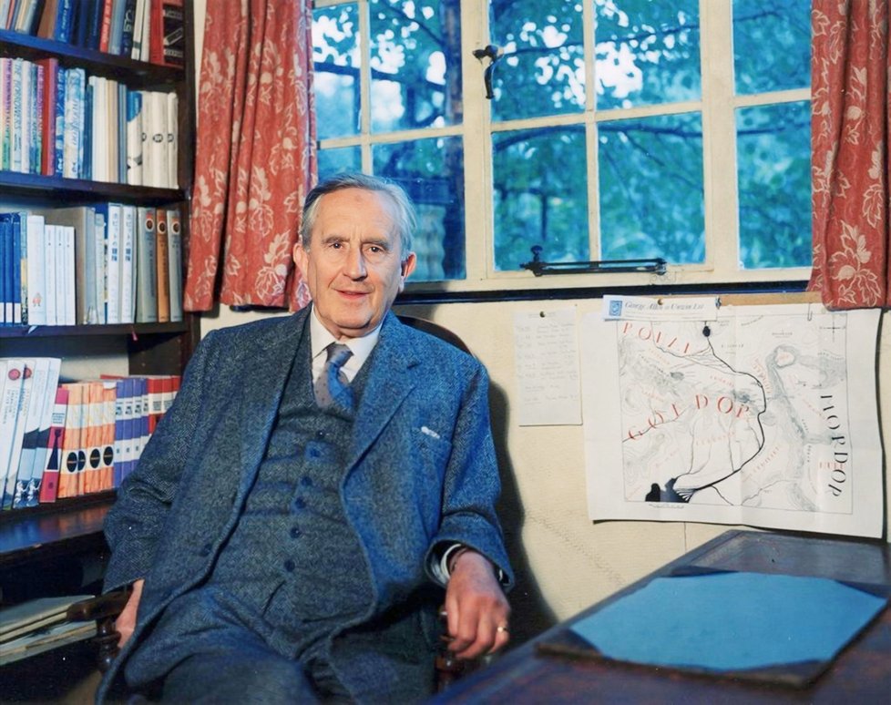 J. R. R. Tolkien se narodil roku 1892 v jihoafrickém Bloemfonteinu, dětství však strávil v Anglii, kde rovněž absolvoval středoškolská a univerzitní studia. První čtenářský úspěch mu přinesl pohádkový příběh z fiktivní dávné Středozemě Hobit (The Hobbit, 1937, česky poprvé 1979).