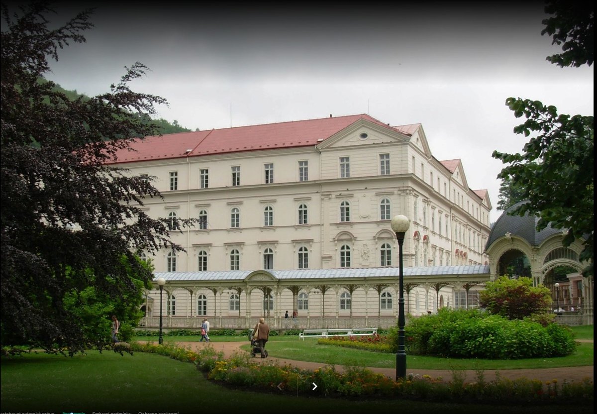 Kolonáda Sadového pramene – Karlovy Vary. Vedle mnoha lokací po celé ČR natáčel štáb také přímo v Karlových Varech.