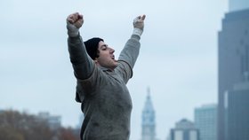 Je to mladý Sylvester Stallone, nebo není? Anthony Ippolito se ve filmu Já, Rocky proměnil ve slavného herce tak přesvědčivě, že jeho podoba s mladým Slyem budí pozornost od prvních záběrů.