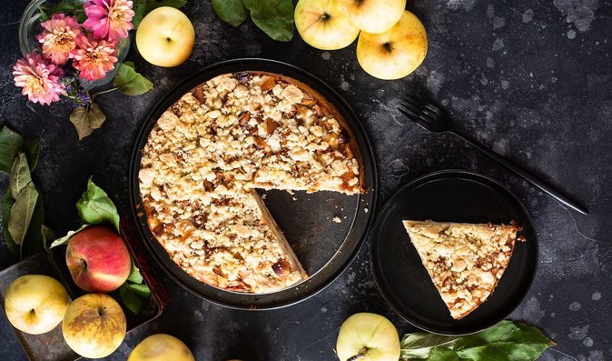 Tento lahodný jablečný koláč s drobenkou se peče jen 30 minut, takže v kuchyni celý den nestrávíte