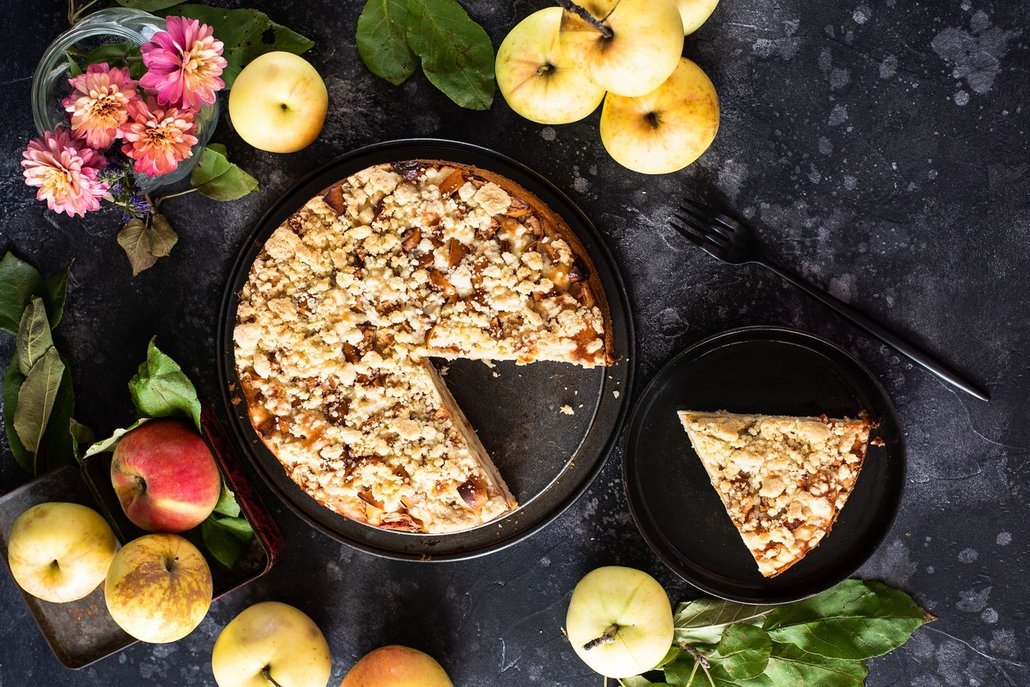 Tento lahodný jablečný koláč s drobenkou se peče jen 30 minut, takže v kuchyni celý den nestrávíte
