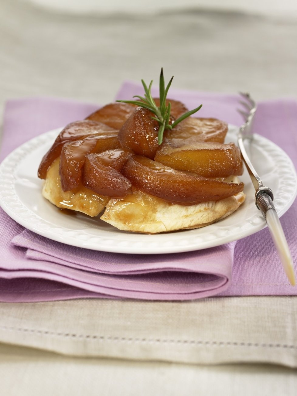 Francouzi obrácený jablečný koláč nazývají Tarte tatin.