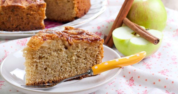 Moučníky z podzimních jablek: Mřížkový koláč i křehký štrúdl