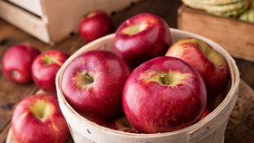 Jablko původně pochází z centrální Asie. Dnes existuje po celém světě 7500 různých odrůd jablek.