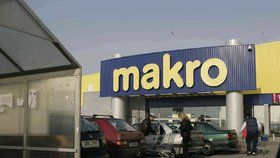 Miliardáři Tkáč a Křetínský posilují podíl v matce řetězce Makro.