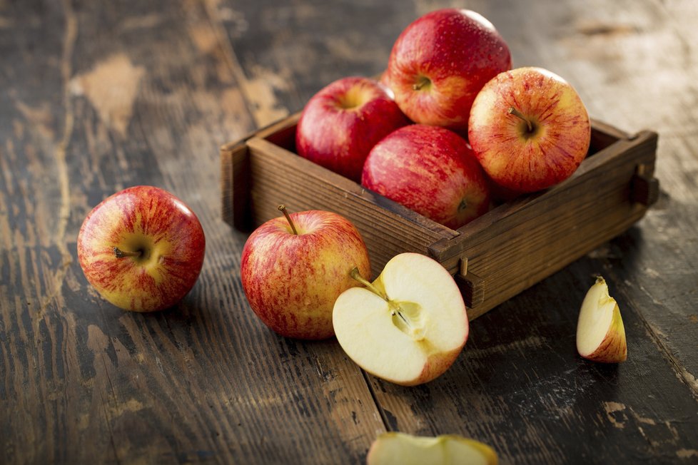 Jablka zasytí díky rozpustné vláknině a pektinu.