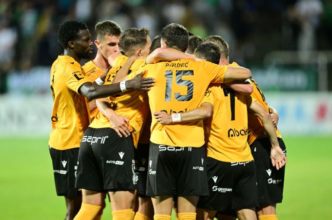 ONLINE: Jablonec - Liberec 0:0. Zlín hraje s Teplicemi, výbuch Baníku v Boleslavi ONLINE: Jablonec - Liberec 0:0. Zlín hraje s Teplicemi, výbuch Baníku v Boleslavi