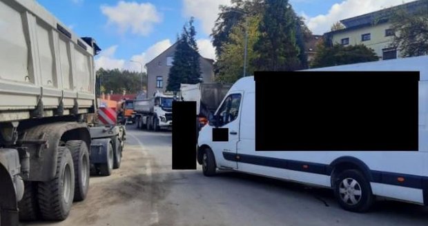 V Jablonci nad Nisou muže srazila couvající dodávka, na místě zemřel