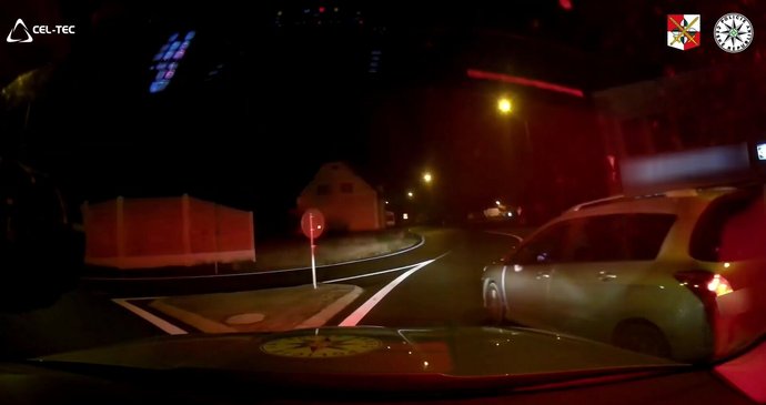 Policisté v Jablonci nad Nisou zastavili opilou řidičku. V autě měla nezajištěné batole.