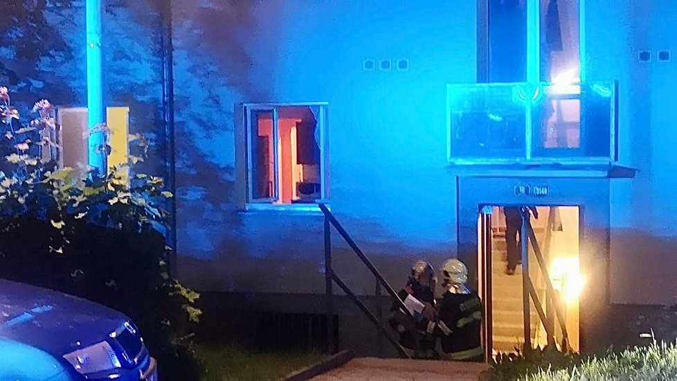 Hasiči v Jablonci evakuovali kvůli zápachu z domu přes třicet lidí. Zjistili, že v jednom z bytů byla prováděna deratizace pomocí dýmovnice. (9. června 2022)