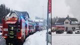 Požár autodílny v Jablonci: Jeden člověk se nadýchal zplodin a hasič se zranil