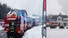 V Jablonci nad Nisou hořela autodílna. Jeden člověk se nadýchal zplodin a jeden hasič se zranil. (31.1.2022)