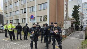 Po útoku u ubytovny hrozí pomsta, okolí hlídá policie.