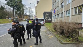 Po útoku u ubytovny hrozí pomsta, okolí hlídá policie.