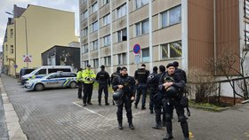 Po útoku u ubytovny hrozí pomsta, okolí hlídá policie.