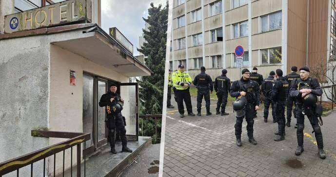 Po útoku u ubytovny hrozí pomsta, okolí hlídá policie.
