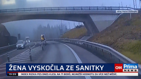 Pacientka za jízdy vyskočila ze sanitky.