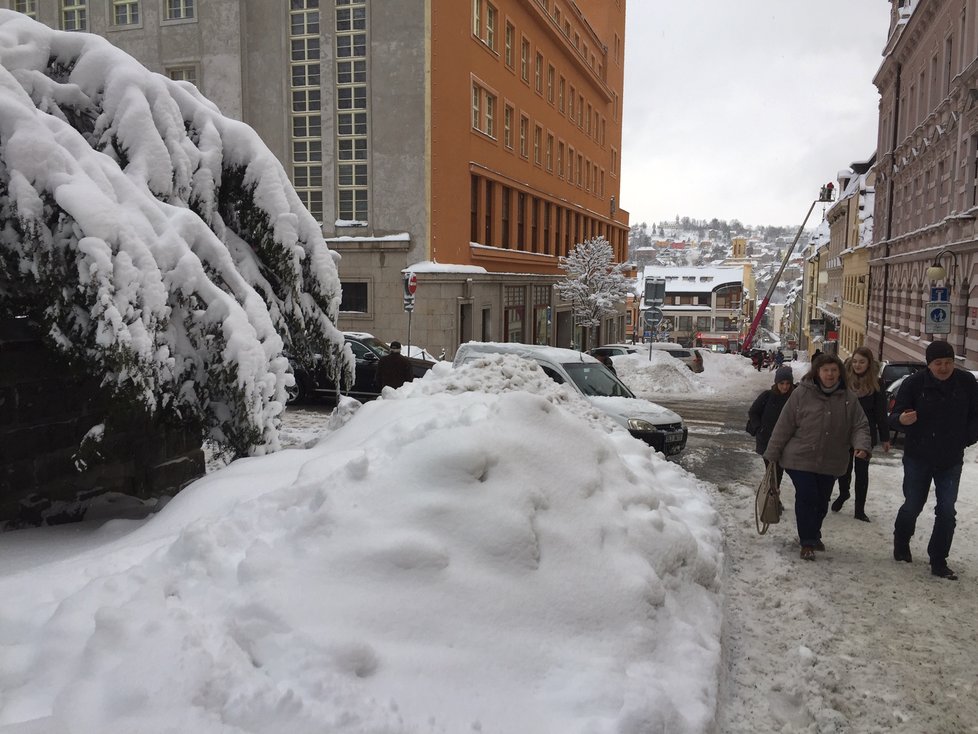 Jablonec nad Nisou vyhlásil kvůli silnému sněžení kalamitní opatření I. stupně (10.1 2019)