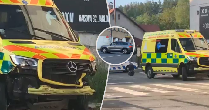 V Jablonci došlo k nehodě sanitky.
