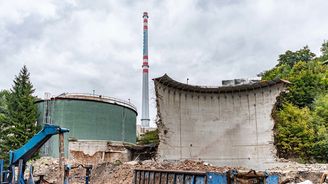 Jablonec uzavírá jednu etapu teplárenství. Komín na Brandlu šel k zemi za patnáct vteřin