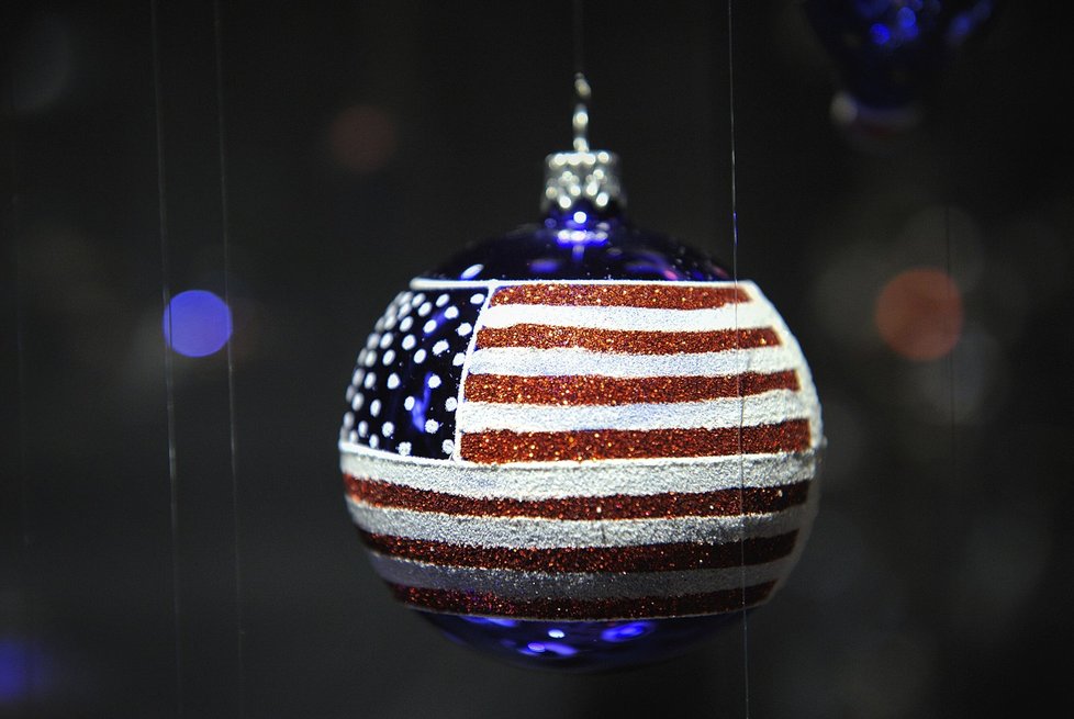 Na vánoční výstavě nesmí chybět motivy americké vlajky.