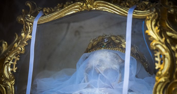 Lebka svaté Zdislavy v bazilice svatého Vavřince a svaté Zdislavy v Jablonném v Podještědí
