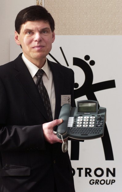 Z hisotrie. Zakladatel společnosti Dalibor Dědek a stolní mobilní telefon GDP společnosti Jablotron. Foto pochází z roku 2006.