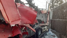 Litevský kamion měl zřejmě špatně upevněný náklad, který spadl na silnici.