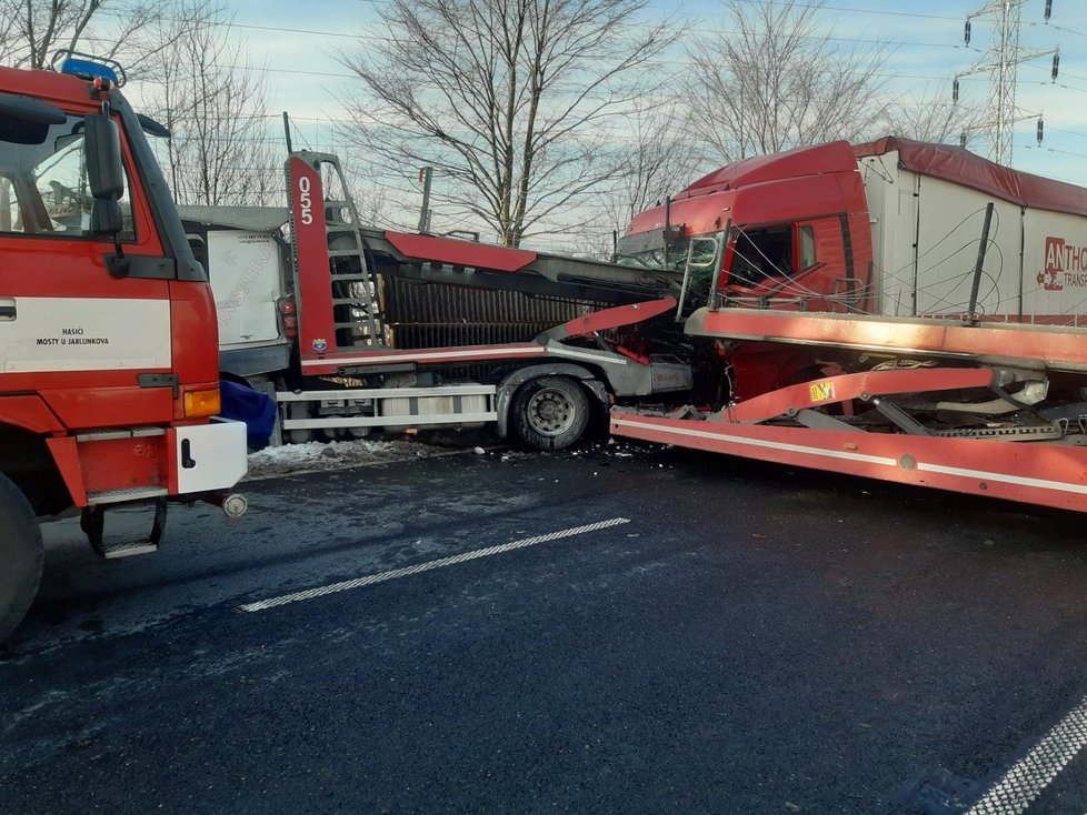 Na několik hodin musela v pondělí 25. ledna odpoledne policie zavřít silnici kvůli nehodě dvou kamionů.