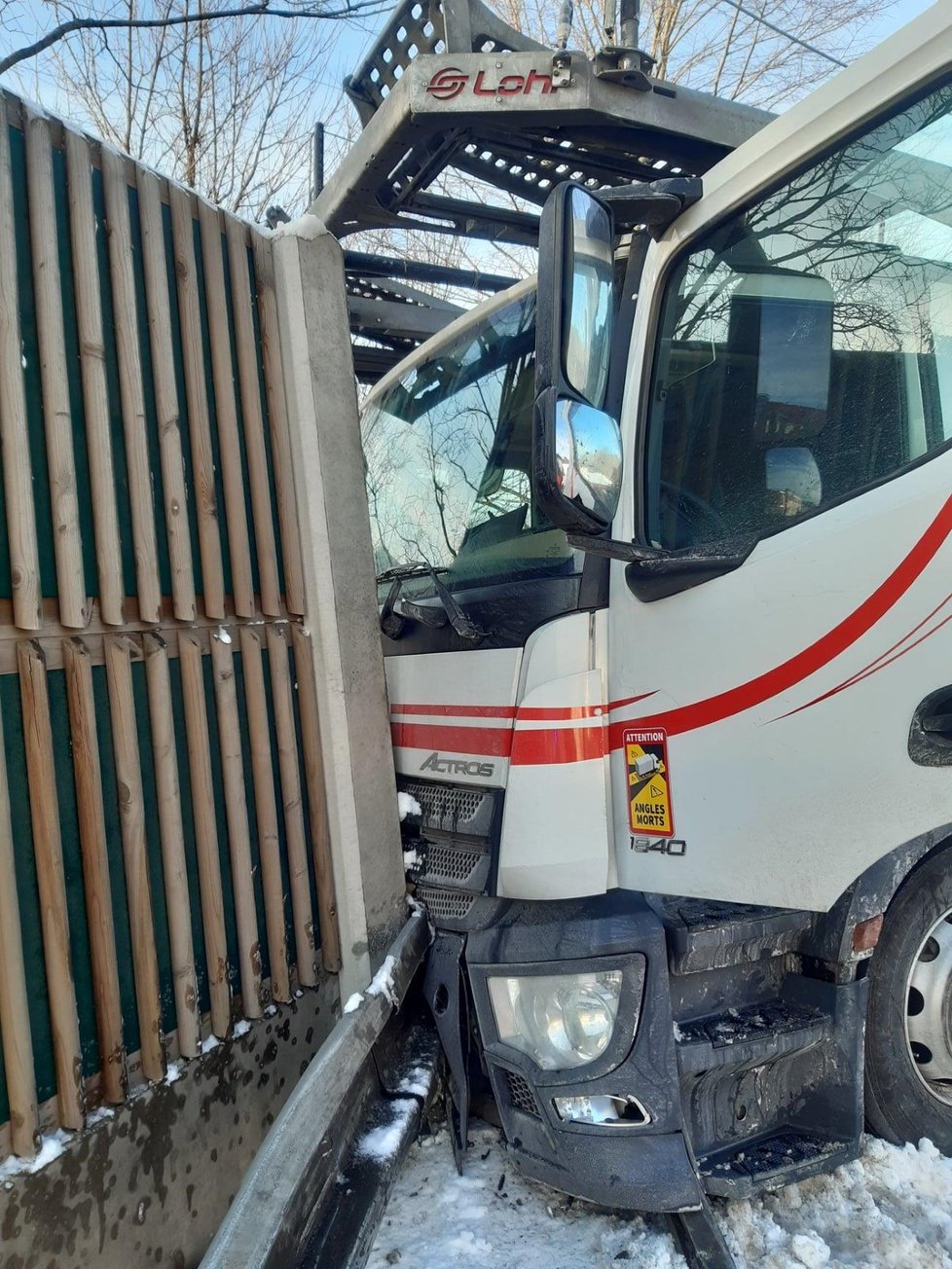 Oba řidiči kamionů se při střetu v Mostech u Jablunkova zranili, pro jednoho letěl vrtulník.