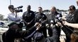 Policisté ze San Franciska na tiskové konferenci o nehodě, která stála Simpsona život