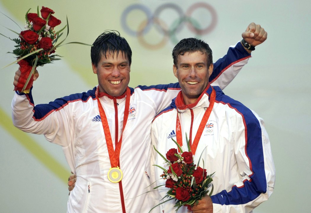 Nejslavnější chvíle Simpsonovy sportovní kariéry.  S Iainem Percym získal na olympiádě v Pekingu zlatou medaili.