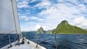 Ostrov Svatá Lucie vítá mořeplavce pohledem na dva ikonické štíty, Malý a Velký Piton