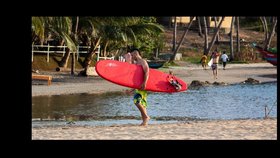 Drsný surfař Jáchym: Číro, prkno a na něm připevněná protéza