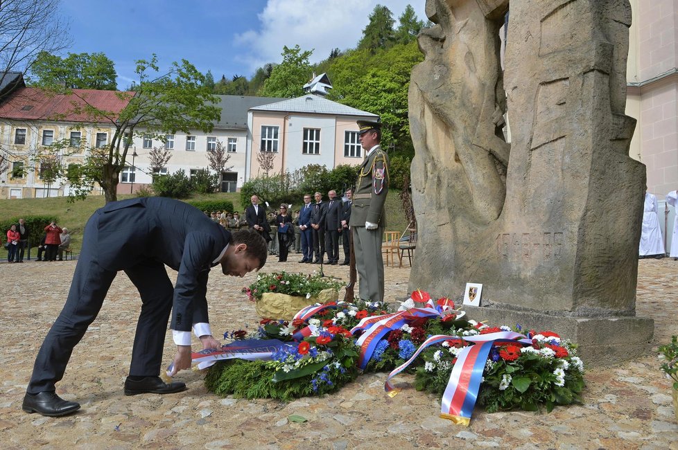 Na snímku ministr spravedlnosti Robert Pelikán pokládá věnec u památníku.