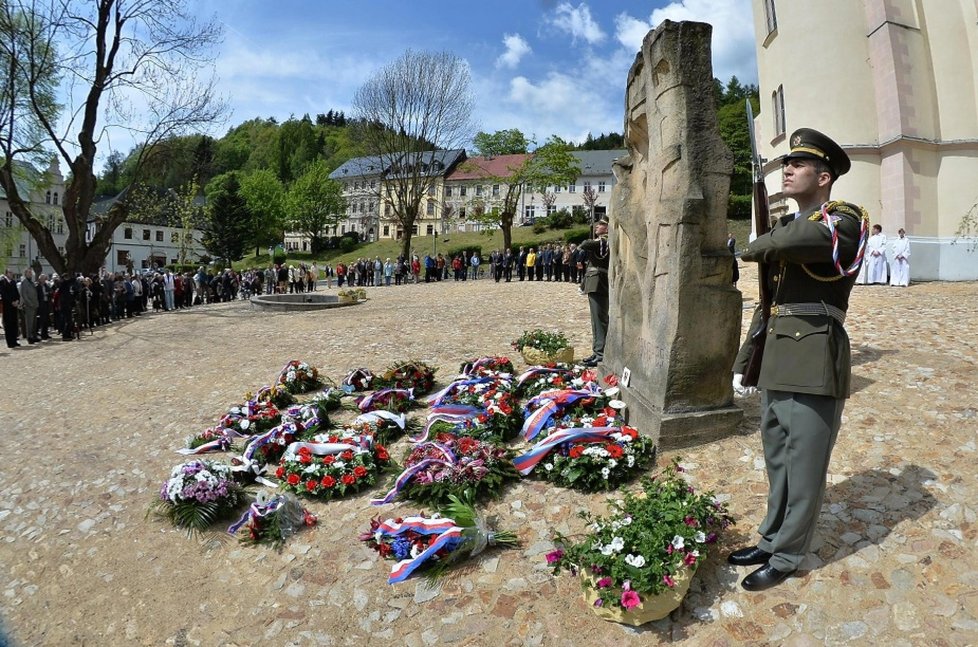 Lidé si v Jáchymově na Karlovarsku pietním aktem připomněli umučené politické vězně komunistického režimu, kteří byli v 50. letech zneužiti jako pracovní síla pro těžbu uranové rudy