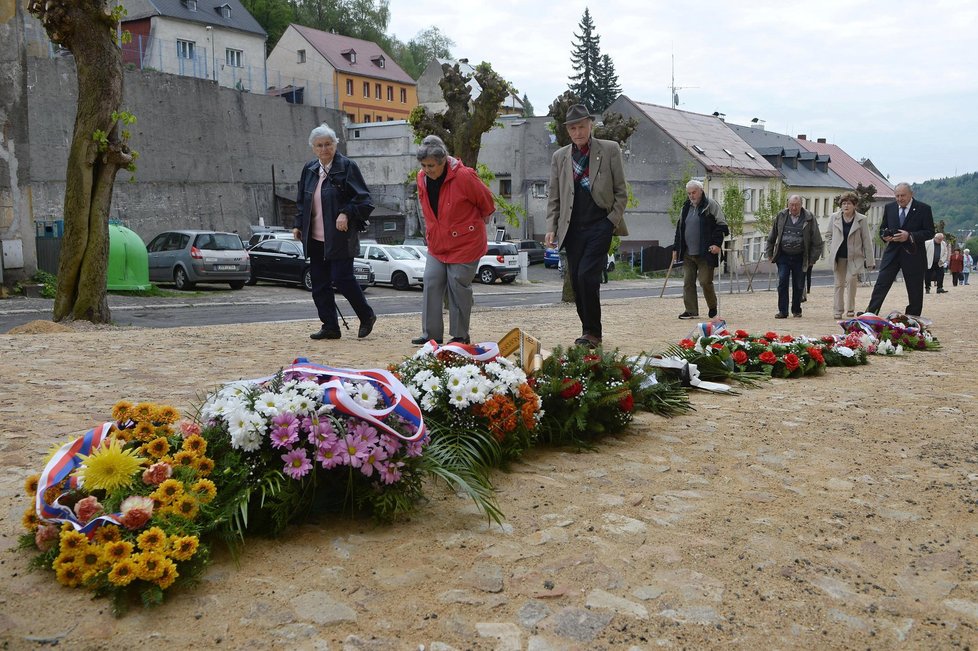 Lidé si v Jáchymově na Karlovarsku pietním aktem připomněli umučené politické vězně komunistického režimu, kteří byli v 50. letech zneužiti jako pracovní síla pro těžbu uranové rudy