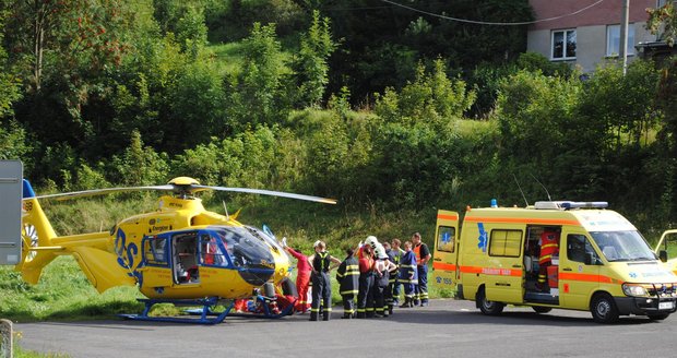 Traktor se žací lištou najel na mladíka (24): Přišel o obě nohy a ruku 