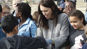 Novozélandská premiérka Jacinda Ardernová se po šestitýdenní mateřské dovolené vrátila zpátky do úřadu. Premiérka se pustila do boje s plasty.