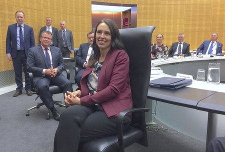 Novozélandská premiérka Jacinda Ardernová se po šestitýdenní mateřské dovolené vrátila zpátky do úřadu.